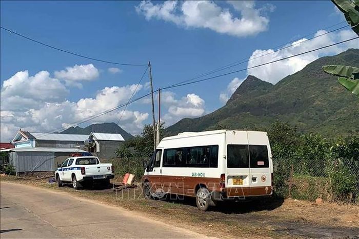 Chiếc xe 16 chỗ đưa đón học sinh trong vụ tai nạn tại Sơn La. Ảnh: TTXVN