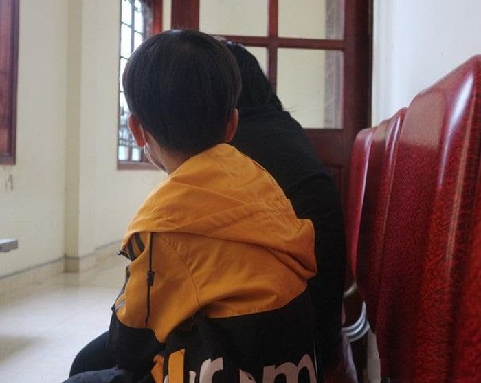 Con trai bị cáo Minh theo người thân xuống tòa để gặp mẹ.