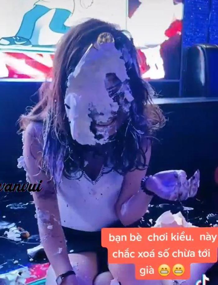Có vẻ như không chỉ 1 lần, cô gái đã liên tục bị trét kem lên mặt liên tục bởi xung quanh đã có rất nhiều kem rơi trên nền.