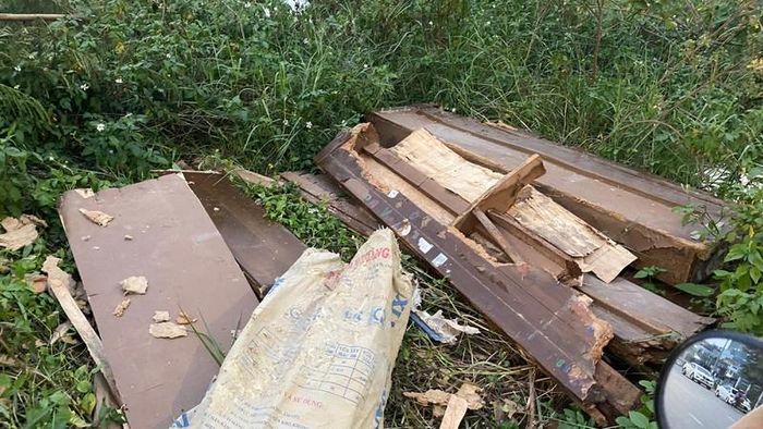 Hình ảnh quen thuộc trên đoạn đường từ Nguyễn Văn Huyên sang khu Ngoại Giao Đoàn.