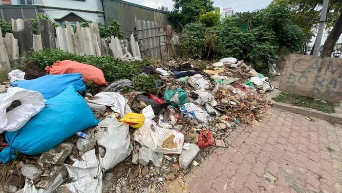 Bất chấp biển Cấm đổ rác.