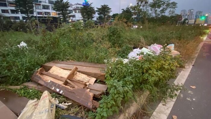 Những bao tải không biết bên trong chứa những gì vứt ở dải phân cách làn đường.