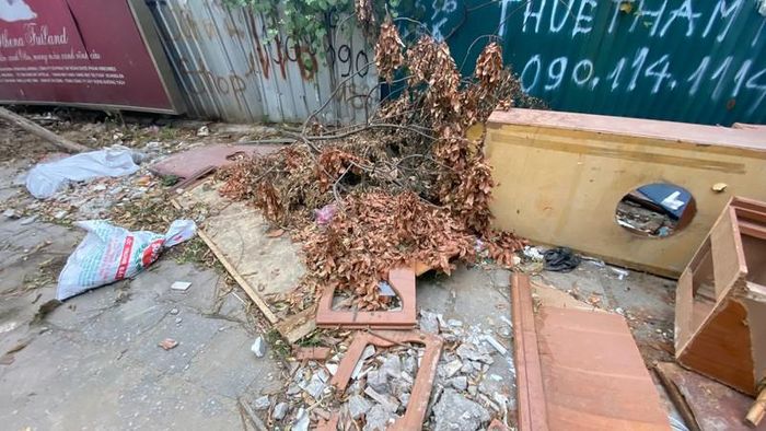 Nơi "tập kết" cành cây gãy đến tủ, bàn gỗ không sử dụng.
