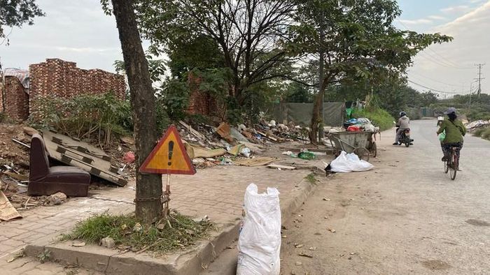 Đủ loại rác thải "tập kết" ở đây.