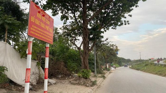 Cách đó không xa đã có biển cấm đổ rác thải, phế thải.