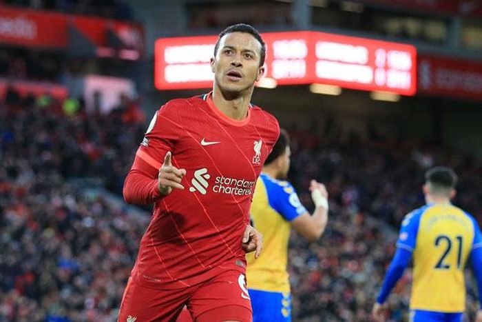 Tiền vệ trung tâm: Thiago Alcantara (Liverpool).