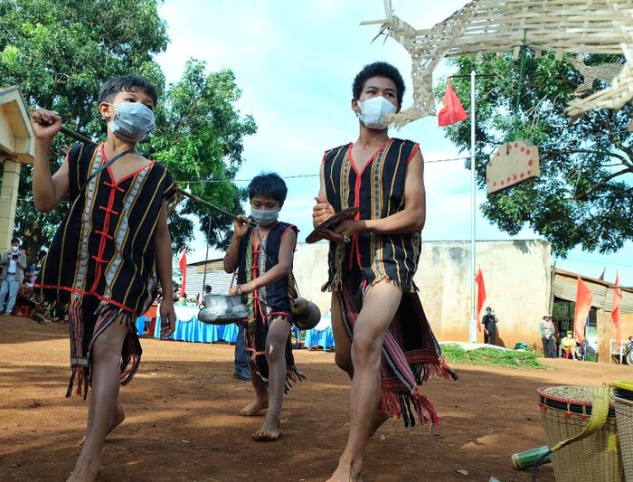 Thế hệ trẻ làng Ó (xã Ia Vê, huyện Chư Prông) hiểu hơn các giá trị văn hóa truyền thống qua lễ mừng lúa mới. Ảnh: Hoàng Ngọc