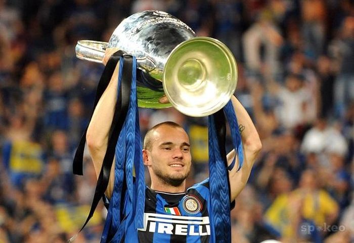 Sneijder được coi là người xứng đáng hơn Messi