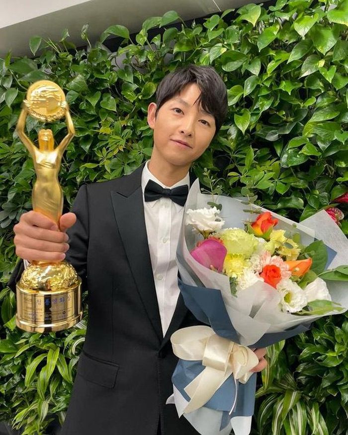 Song Joong Ki nhận giải thưởng Ngôi sao được yêu thích nhất.