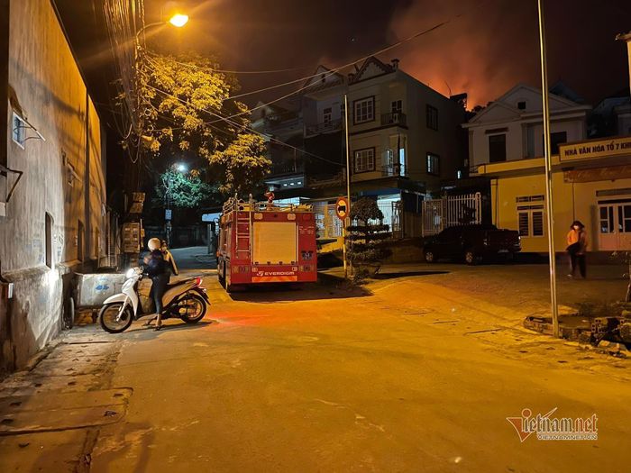 Hai xe cứu hỏa được điều động tới để hỗ trợ dập lửa