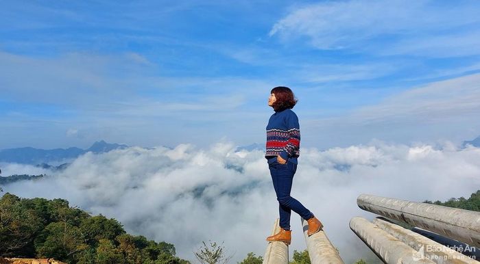 Theo những người có kinh nghiệm, hiện tượng "biển mây" ở Phà Xắc thường xuất hiện vào tháng 11, tháng 12 hàng năm. Du khách đến đây, không chỉ được chiêm ngưỡng cảnh sắc hùng vĩ mà còn được trải nghiệm cuộc sống đặc sắc của người Mông ở miền Tây Nghệ An. Ảnh: Thành Cường