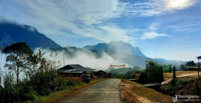 Rồi thoáng chốc, mây bỗng tan biến, không gian như giãn ra, trở nên thoáng đãng và trong xanh. Một lúc sau, mây lại bò qua núi, bao trùm lấy những mái nhà rồi lấp đầy không gian nơi đây. Mây cứ đến từng đợt như thế, không đợt nào giống đợt nào, tạo nên một khung cảnh tưởng như chỉ có ở chốn thần tiên. Ảnh: Thành Cường