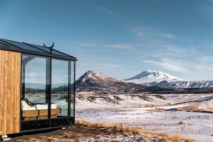 Khu vực bàn tiếp khách, phòng bếp và phòng tắm nằm đằng sau cabin được phủ một lớp tro biến đổi nhiệt, việc này giúp cho nguyên liệu gỗ ốp trở nên chắc chắn và ấm áp hơn. Tone màu trầm chủ đạo xuyên suốt cả cabin được tạo ra từ chính việc sử dụng lớp tro đặc biệt này trên sàn và một số đồ nội thất.