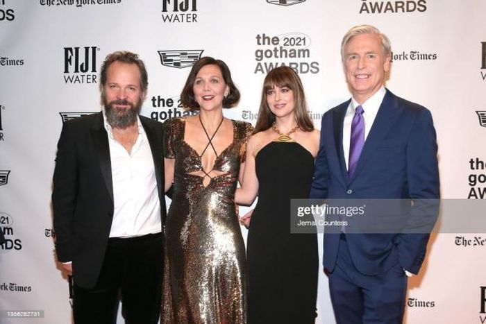Peter Sarsgaard, Maggie Gyllenhaal, Dakota Johnson và Jeffrey Sharp tham dự lễ trao giải (từ trái qua). Ảnh: Getty Images
