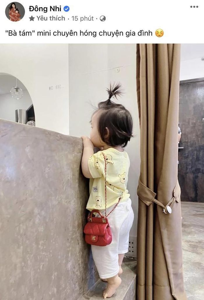 Mới đây, Đông Nhi lại tiếp tục chia sẻ hình ảnh con gái Winnie với dòng trạng thái: "Bà tám mini chuyên hóng chuyện gia đình". Ngoài hành động đu tường "hóng hớt", bé Winnie còn gây chú ý với chiếc túi Chanel bé xíu màu hồng đeo trên người. Không cần lộ mặt, Winnie nhanh chóng đốn tim dân mạng với body bụ bẫm cực kỳ đáng yêu.