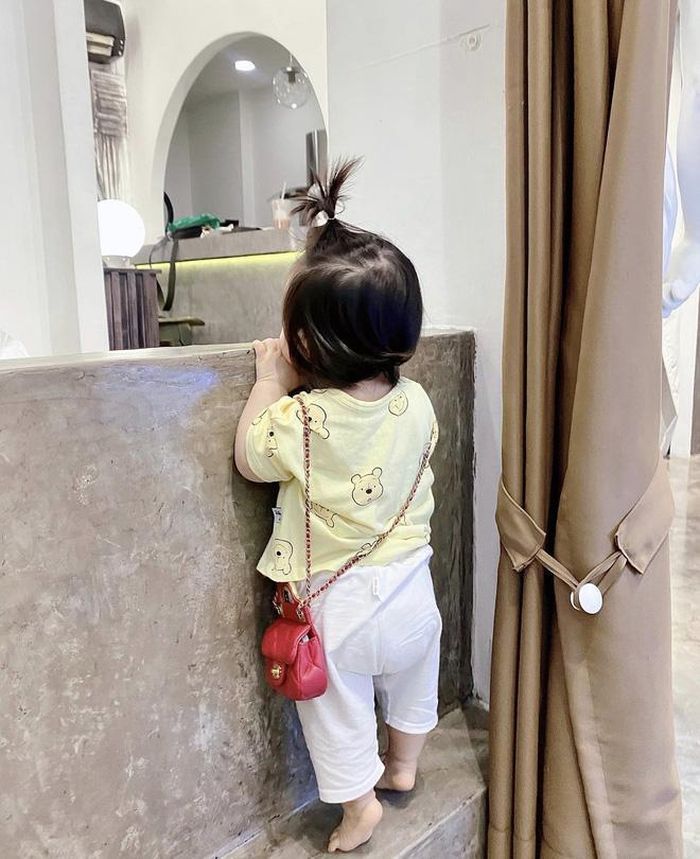 Mặc đồ bộ ở nhà, tóc buộc chỏm lại hóng hớt như một "bà tám" thực thụ, Winnie đeo thêm cả chiếc túi Chanel màu hồng có giá cả trăm triệu.