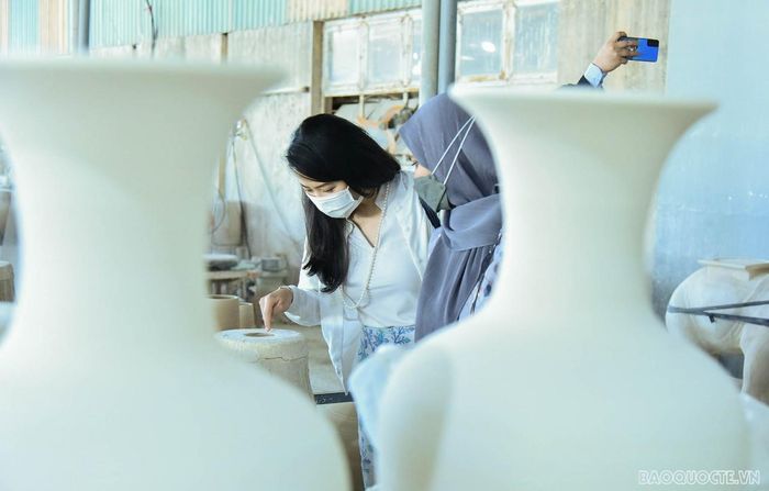 Các thành viên Nhóm AWCH tìm hiểu tỉ mỉ về các sản phẩm gốm Chu Đậu.