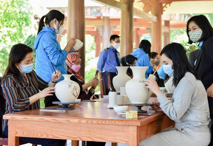 Với các phu nhân Đại sứ Việt Nam vừa mới được bổ nhiệm, đây sẽ là dịp để họ bổ sung kiến thức về gốm Chu Đậu của Việt Nam để khi ra nước ngoài có thể giới thiệu và chia sẻ với bạn bè quốc tế về sản phẩm văn hóa độc đáo, cũng như thương hiệu gốm nổi tiếng của đất nước.