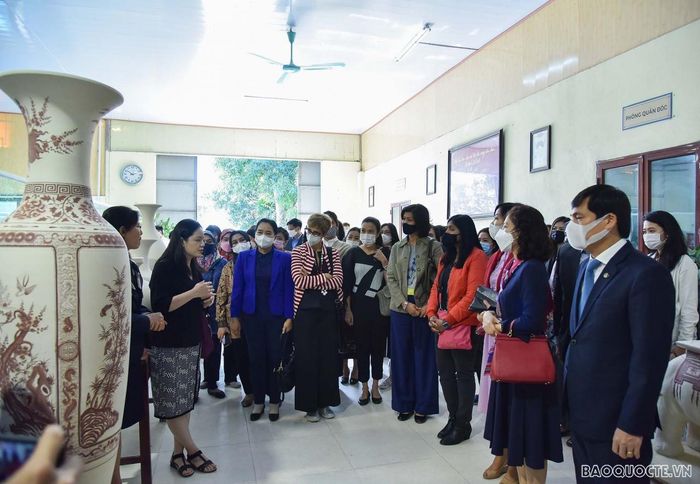Chuyến đi trải nghiệm nhằm giúp các thành viên Nhóm AWCH và thành viên tìm hiểu về lịch sử, giá trị tinh hoa của làng nghề gốm Chu Đậu, một nét văn hóa độc đáo mang giá trị truyền thống của vùng đất Hải Dương.