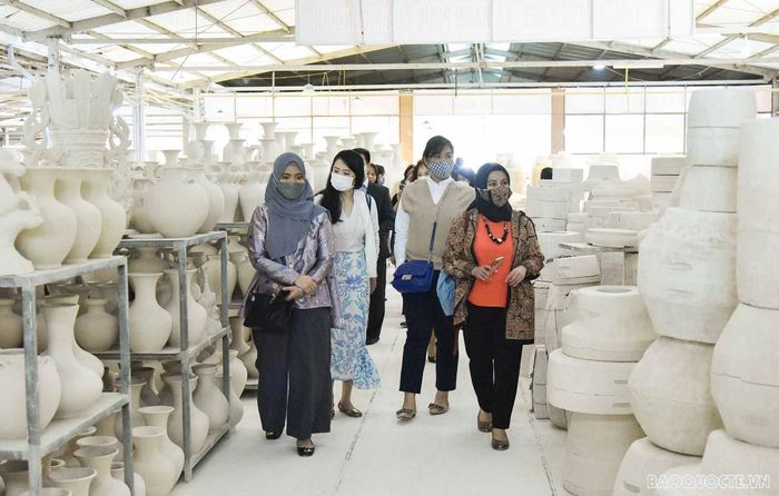 Sau khi nghe giới thiệu về lịch sử hình thành và phát triển của nghề gốm Chu Đậu cũng như quy trình tạo nên một sản phẩm gốm, đoàn đã tham quan quy trình sản xuất gốm và trực tiếp trải nghiệm khâu vẽ lên sản phẩm gốm của riêng mình.