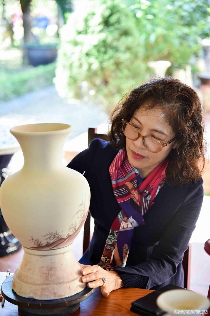 Chia sẻ trong chuyến đi, Chủ tịch danh dự Nhóm AWCH Vũ Thị Bích Ngọc cho biết, đoàn đã hiểu thêm về lịch sử, những tinh hoa của làng nghề truyền thống Việt Nam, biết thêm về 400 năm hình thành, phát triển và khôi phục gốm Chu Đậu.