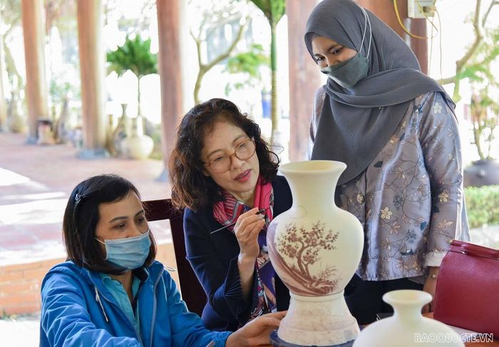 "Đọc qua về lịch sử gốm Chu Đậu, tôi hết sức xúc động được biết bà tổ nghề gốm là một nữ trí thức - nghệ nhân, doanh nhân, người phụ nữ kỳ tài đệ nhất và là nhà hàng hải xuất sắc. Cuộc đời và sự tài hoa của bà chính là nguồn cảm hứng đối với những phụ nữ mai sau, luôn phấn đấu tự hoàn thiện bản thân để đóng góp cho gia đình và xã hội", bà Vũ Thị Bích Ngọc nói.