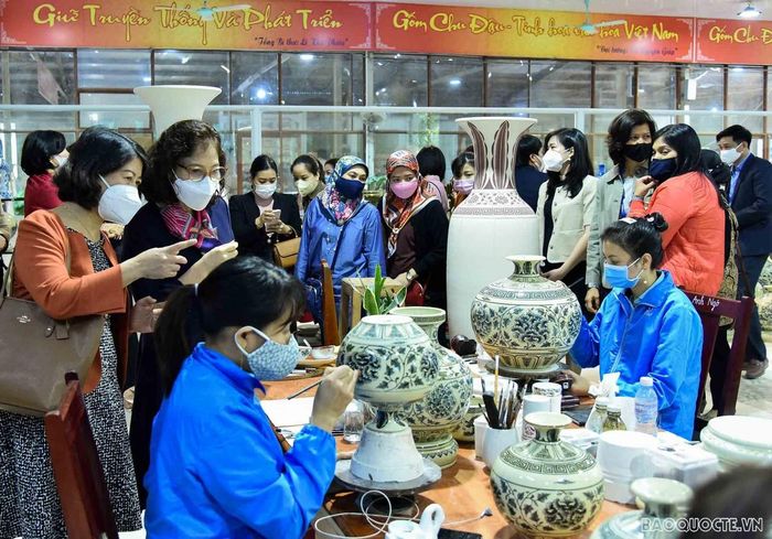 Khu vực gia công các sản phẩm gốm.