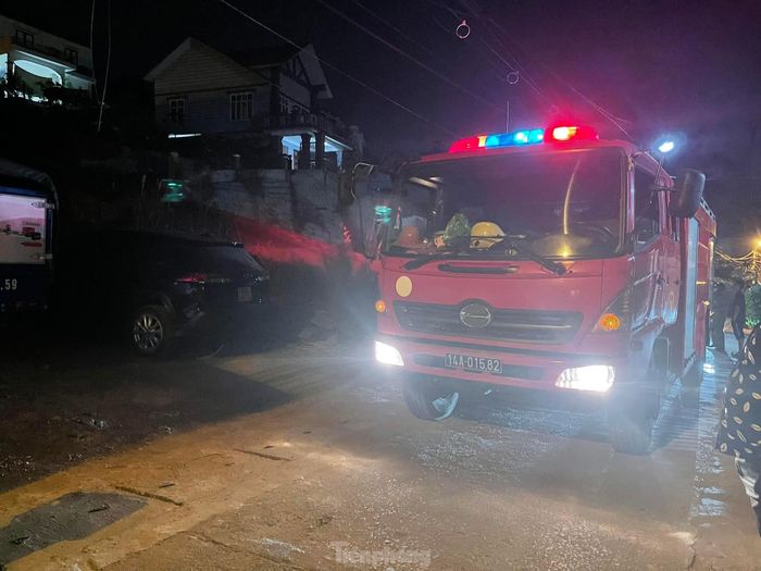 Lực lượng chức năng điều động xe cứu hỏa đến hiện trường nhưng không thể tiếp cận đám cháy.
