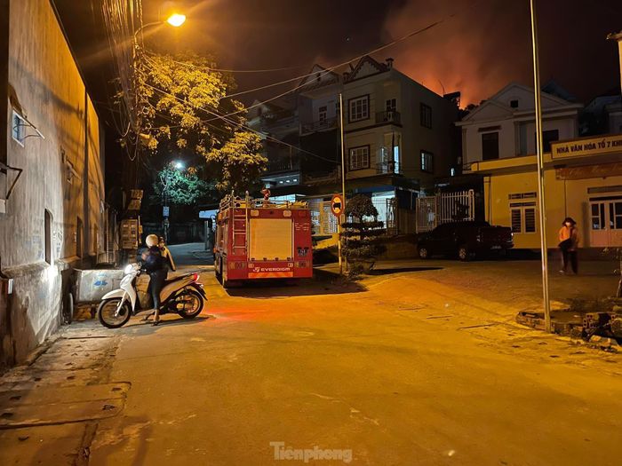 Lực lượng chức năng đã điều động cả công an, quân đội, dân quân để chữa cháy.