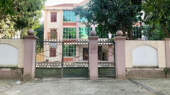 Sau khi chuyển đến Nhà văn hóa thể thao TP Vinh để làm việc, trụ sở của Ban Quản lý dự án đầu tư và xây dựng TP Vinh luôn trong tình trạng "cửa đóng then cài".
