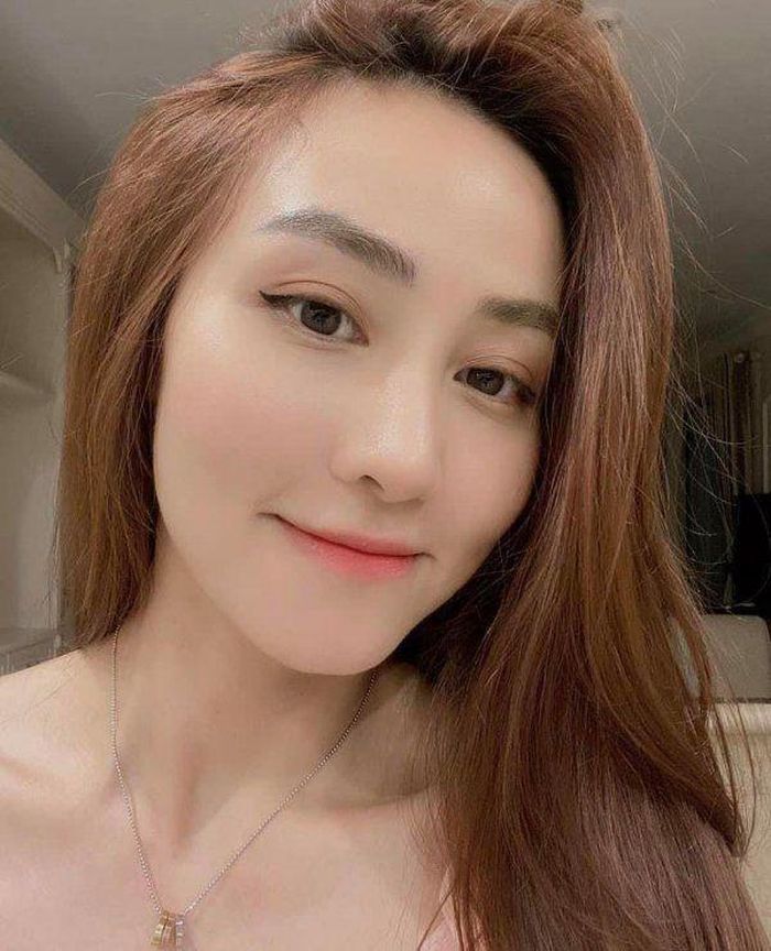 Người đẹp thậm chí được khen ngợi không hề có sự khác biệt trước và sau khi make-up bởi gương mặt của cô vốn đã sắc nét và làn da trắng hồng.
