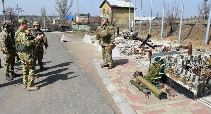 Sau đó xuất hiện lực lượng dân quân ở miền Đông Ukraine nổi dậy đòi độc lập. Họ đã chiến đấu với quân chính phủ trong suốt những năm vừa qua.