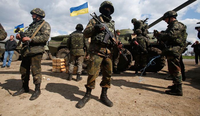 Truyền thông Mỹ cho biết chính quyền Tổng thống Joe Biden đang xem xét cử cố vấn quân sự đến Ukraine và bán thêm vũ khí hạng nặng mới cho Kiev.