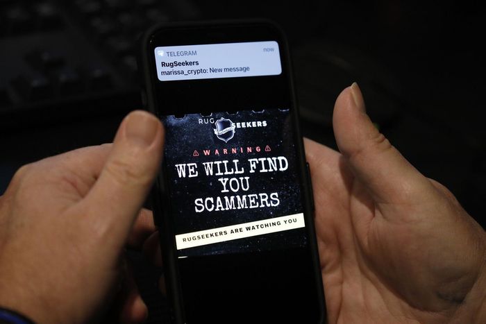 RugSeekers đưa ra cảnh báo về các dự án tiền mã hóa có dấu hiệu lừa đảo trên Twitter. Ảnh: Bloomberg.