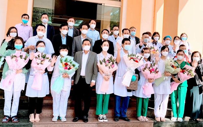 Các bác sĩ, điều dưỡng vui vẻ lên đường hỗ trợ tỉnh Tây Ninh chống dịch.