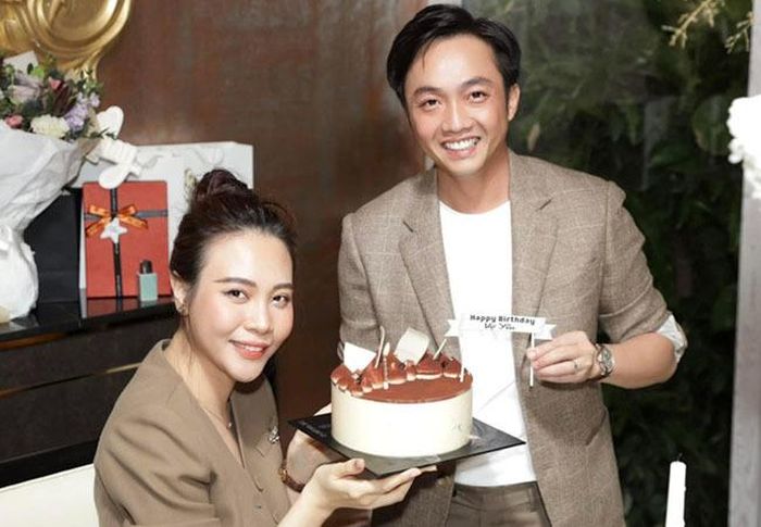 Đàm thu Trang hạnh phúc vì được ông xã Cường Đô la mừng sinh nhật bất ngờ.