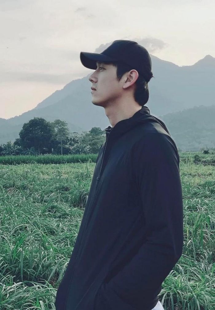 Song Luân tận hưởng không khí đồng quê yên bình.