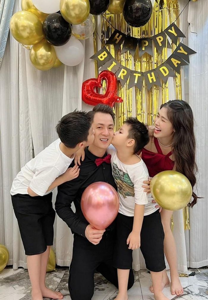 Đăng Khôi hạnh phúc khi được vợ con tổ chức tiệc sinh nhật tại nhà.