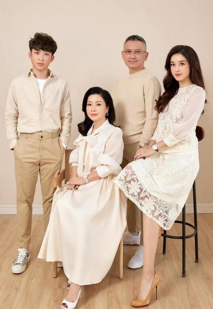 Á hậu Huyền My cùng bố mẹ và em trai chụp ảnh gia đình kỷ niệm.