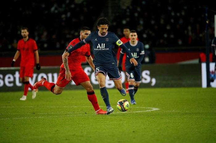 Dù bị chia điểm nhưng PSG vẫn củng cố ngôi đầu với 41 điểm, tạm nhiều hơn Marseille tới 12 điểm 