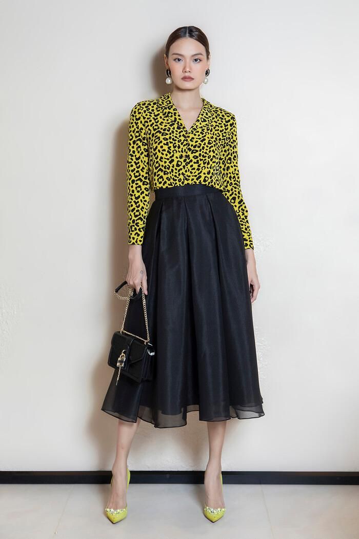 Một gợi ý mix đồ cùng áo sơ mi khác nhưng cá tính hơn, trẻ trung hơn trong họa tiết Yellow Leopard. 