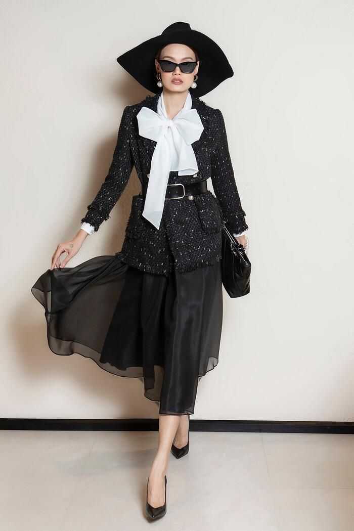 Cho những ai yêu thích màu đen, một chiếc blazer dạ tweed là lựa chọn hoàn hảo nhất cho mùa lễ hội. 