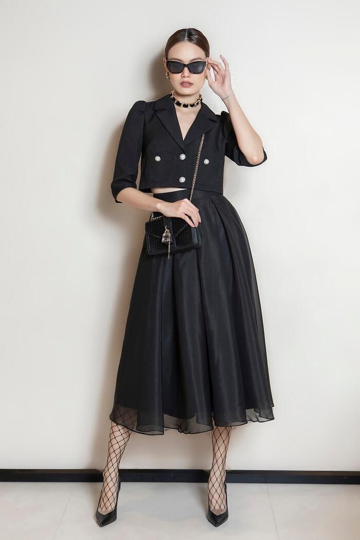Trẻ hóa phong cách quý cô thanh lịch khi phối chân váy cùng cropped blazer tạo nên set đồ ton sur ton. Nàng nên lựa chọn những phụ kiện cá tính như choker, tất lưới, mini clutch,... để set đồ thêm kiêu kỳ và hiện đại. 