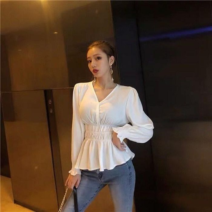 Kiểu áo này còn làm vóc dáng của các quý cô trông mảnh mai và cao ráo.