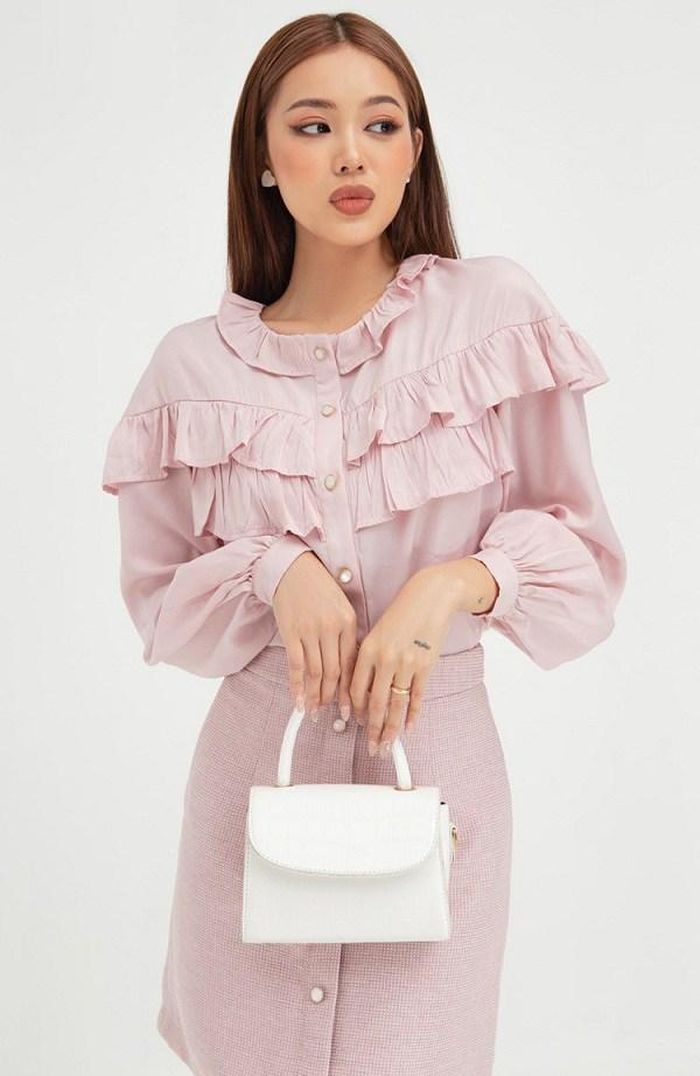 Mẫu áo blouse nhấn bèo ngực vừa điệu đà, nữ tính lại giấu đi nhược điểm ở vòng 1 của các quý cô.