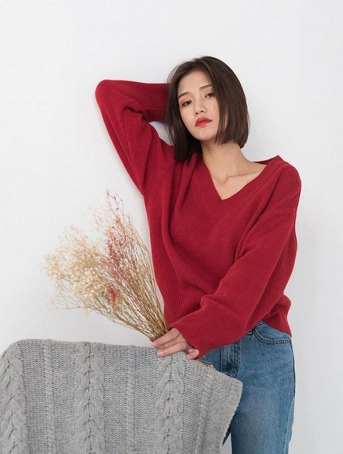 Một chiếc áo len cổ chữ V tạo cảm giác phần cổ của chị em trở nên dài và thanh thoát hơn.