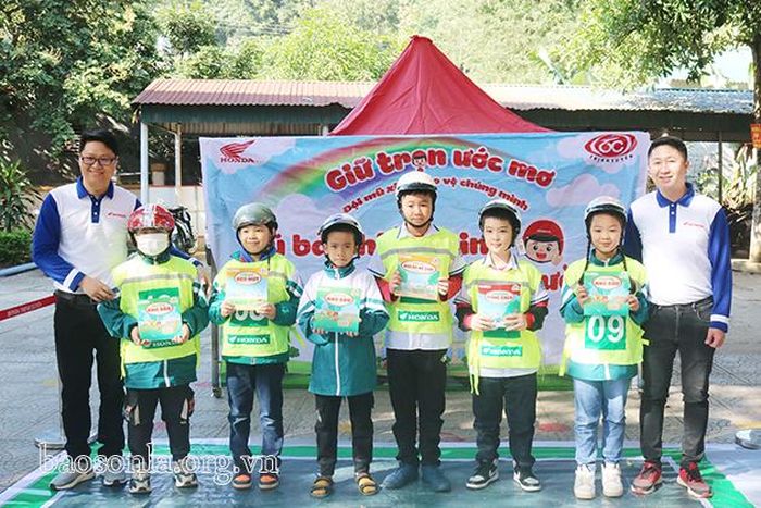 Ban tổ chức trao quà cho học sinh tham gia trải nghiệm sa hình.