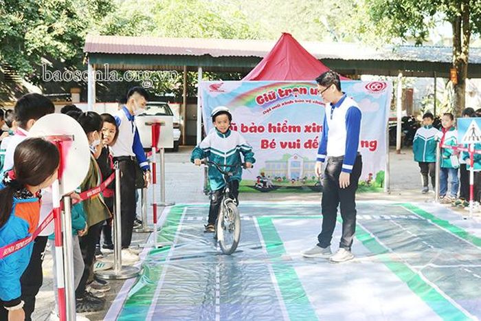 Học sinh tham gia trải nghiệm sa hình tại chương trình.