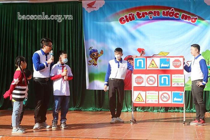 Thi tranh tài kiến thức tại chương trình.