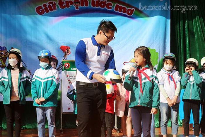 Học sinh thuyết trình về chiếc mũ bảo hiểm vẽ theo chủ đề phòng, chống virut Corona.